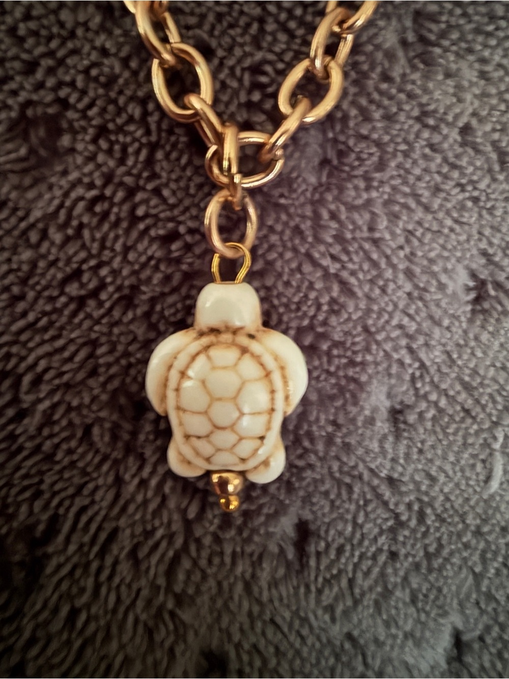 Katia designs Gold-Tone Chain Necklace with Cream Turtle Charm & Sea Shell